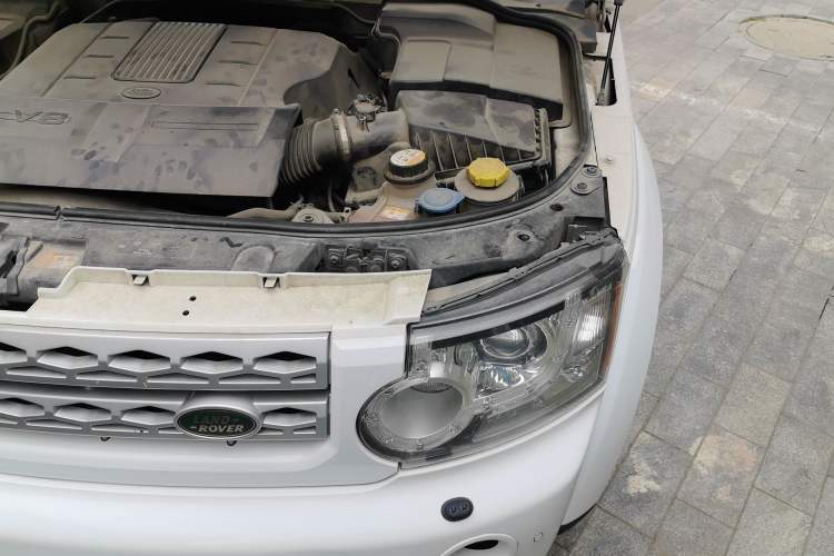 Used Land Rover Discovery 2013 5.0 V8 HSE Engine Bay Left