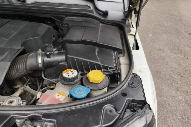 Used Land Rover Discovery 2013 5.0 V8 SE model Engine Bay Left