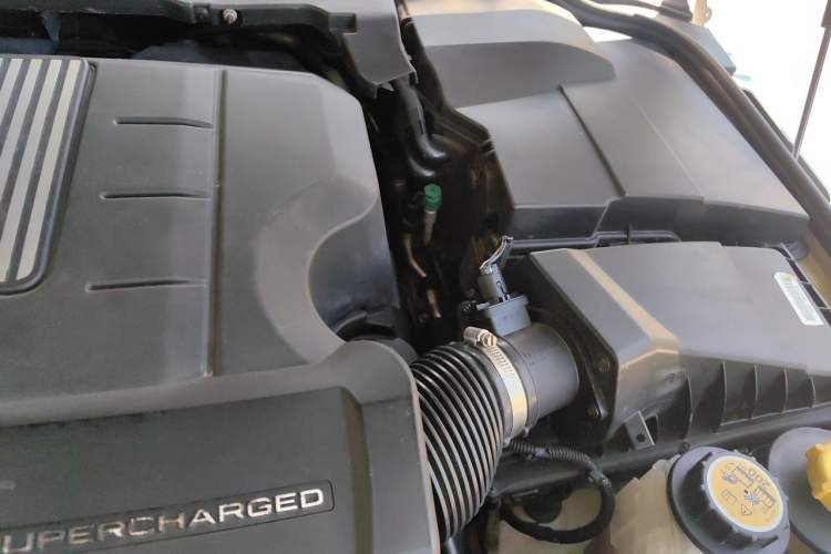 Used Land Rover Discovery 2013 4th Generation 3.0 SDV6 Luxury Black Limited Edition Engine Bay Left