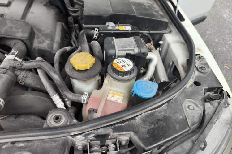 Used Land Rover Discovery 2013 3.0 SDV6 HSE Diesel Edition Engine Bay Left