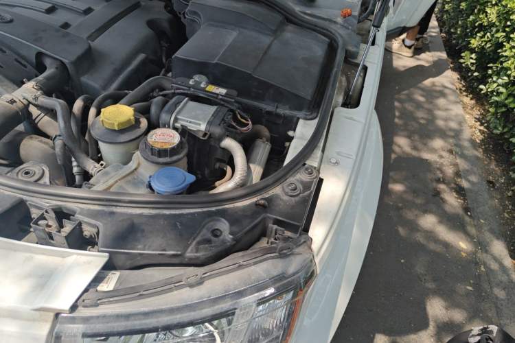 Used Land Rover Discovery 2013 3.0 SDV6 HSE Diesel Edition Engine Bay Left