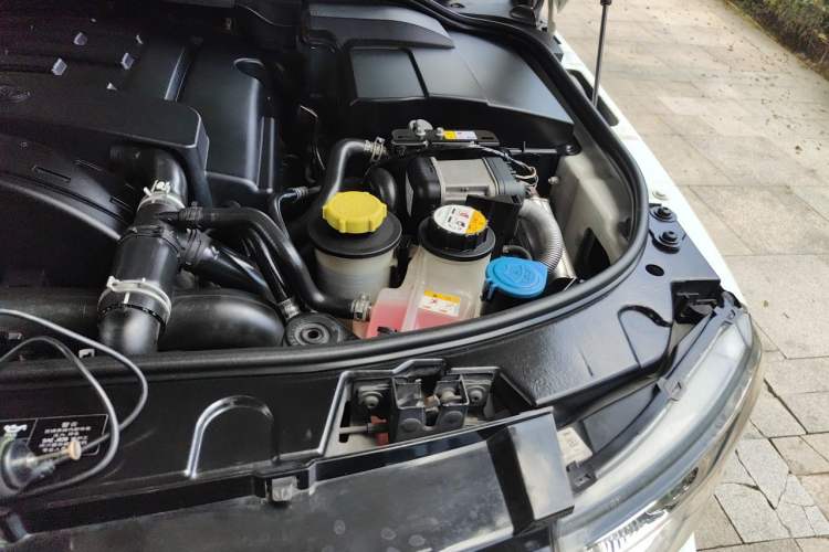 Used Land Rover Discovery 2013 3.0 SDV6 HSE Diesel Edition Engine Bay Left