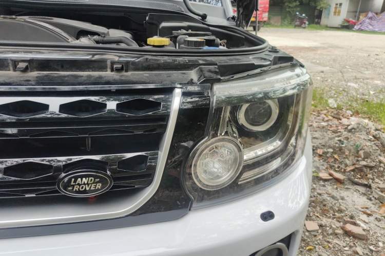Used Land Rover Discovery 2013 3.0 SDV6 HSE Diesel Edition Engine Bay Left
