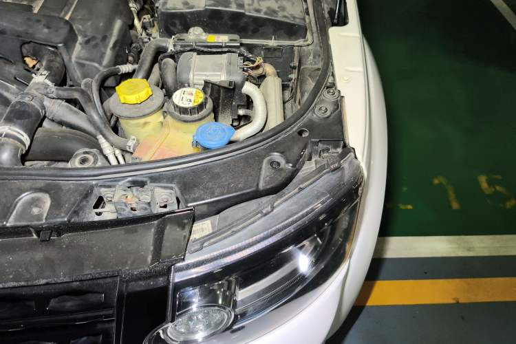 Used Land Rover Discovery 2013 3.0 SDV6 HSE Diesel Edition Engine Bay Left