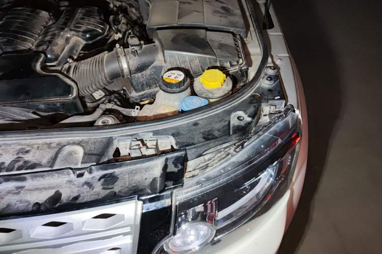 Used Land Rover Discovery 2013 5.0 V8 HSE Engine Bay Left