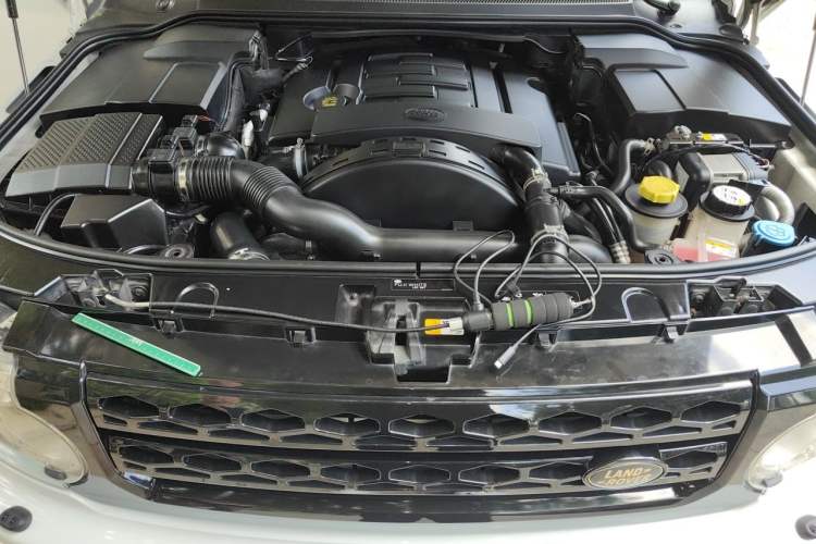 Used Land Rover Discovery 2013 3.0 SDV6 HSE Diesel Edition Engine Bay