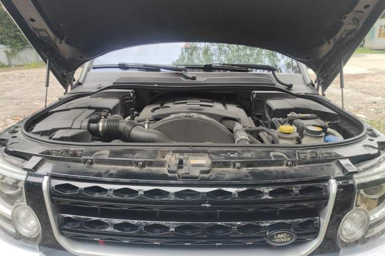 Used Land Rover Discovery 2013 3.0 SDV6 HSE Diesel Edition Engine Bay