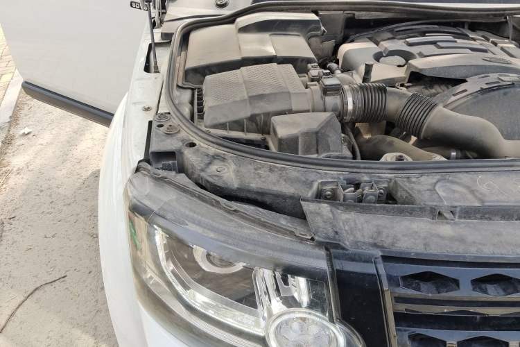 Used Land Rover Discovery 2013 3.0 SDV6 HSE Diesel Edition Engine Bay Right