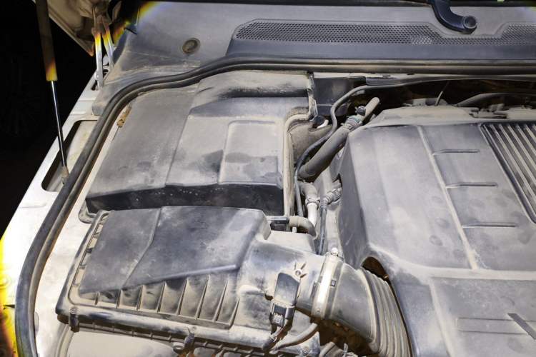 Used Land Rover Discovery 2013 5.0 V8 HSE Engine Bay Right