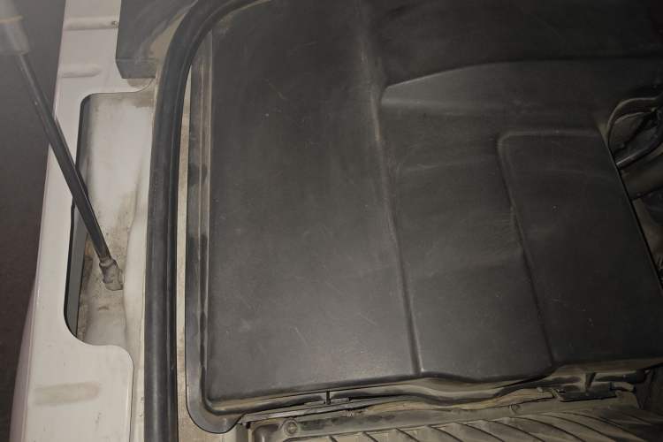 Used Land Rover Discovery 2013 5.0 V8 HSE Engine Bay Right