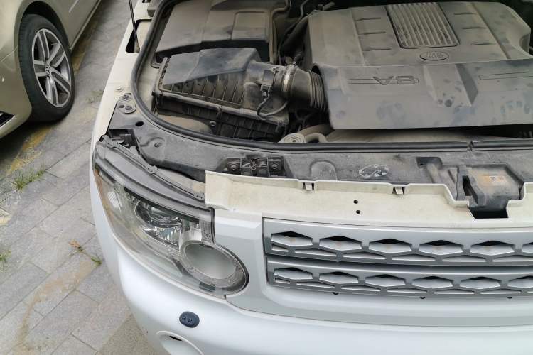 Used Land Rover Discovery 2013 5.0 V8 HSE Engine Bay Right