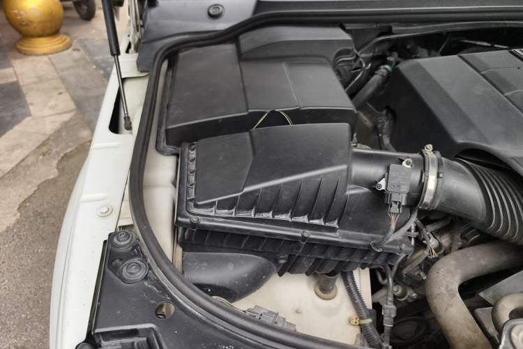 Used Land Rover Discovery 2013 5.0 V8 SE model Engine Bay Right