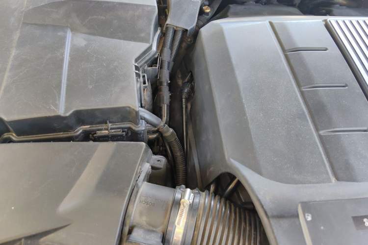 Used Land Rover Discovery 2013 4th Generation 3.0 SDV6 Luxury Black Limited Edition Engine Bay Right