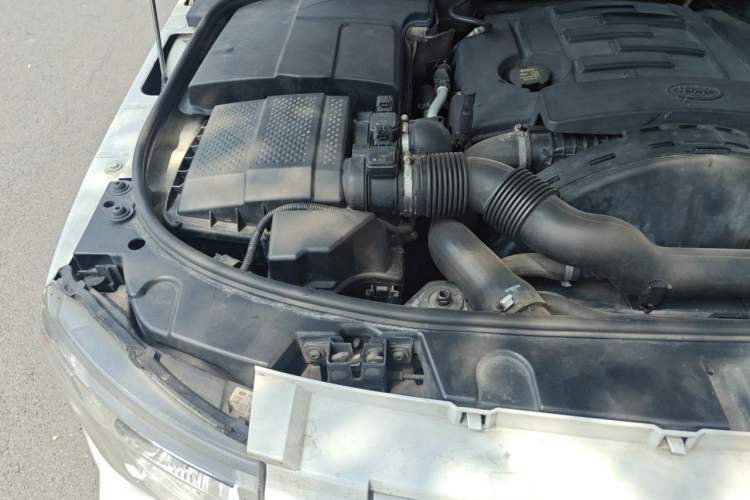 Used Land Rover Discovery 2013 3.0 SDV6 HSE Diesel Edition Engine Bay Right