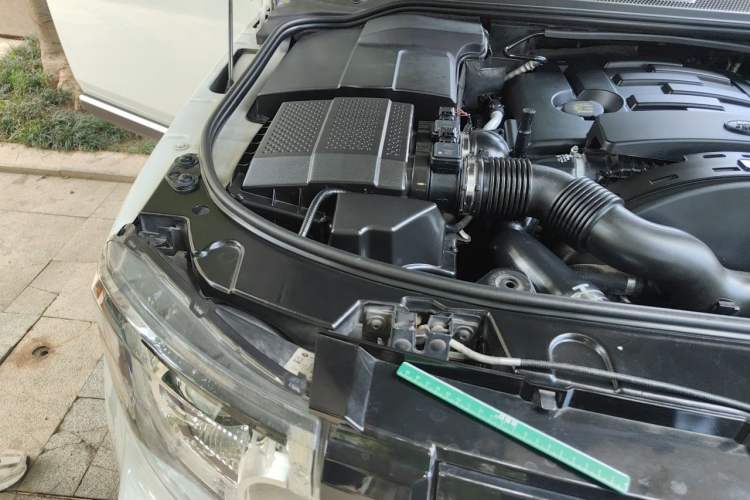 Used Land Rover Discovery 2013 3.0 SDV6 HSE Diesel Edition Engine Bay Right