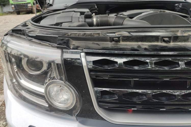 Used Land Rover Discovery 2013 3.0 SDV6 HSE Diesel Edition Engine Bay Right