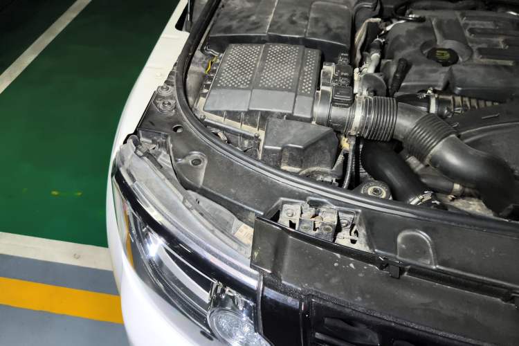 Used Land Rover Discovery 2013 3.0 SDV6 HSE Diesel Edition Engine Bay Right