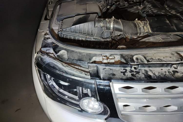 Used Land Rover Discovery 2013 5.0 V8 HSE Engine Bay Right