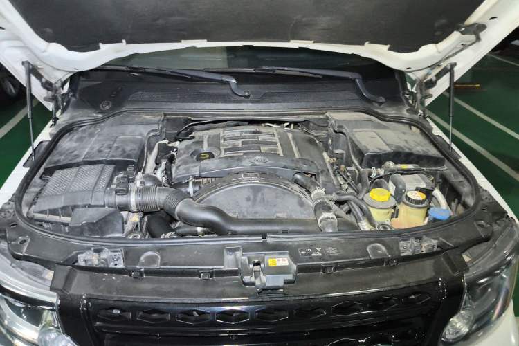 Used Land Rover Discovery 2013 3.0 SDV6 HSE Diesel Edition Engine Bay