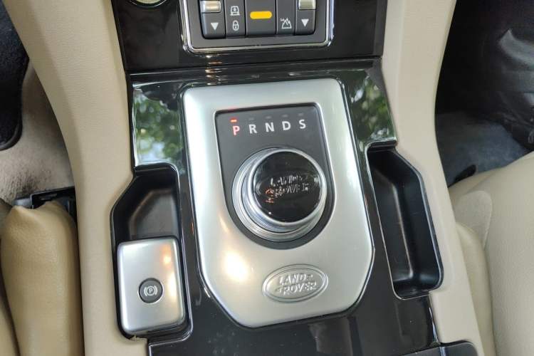 Used Land Rover Discovery 2013 3.0 SDV6 HSE Diesel Edition Gear Lever