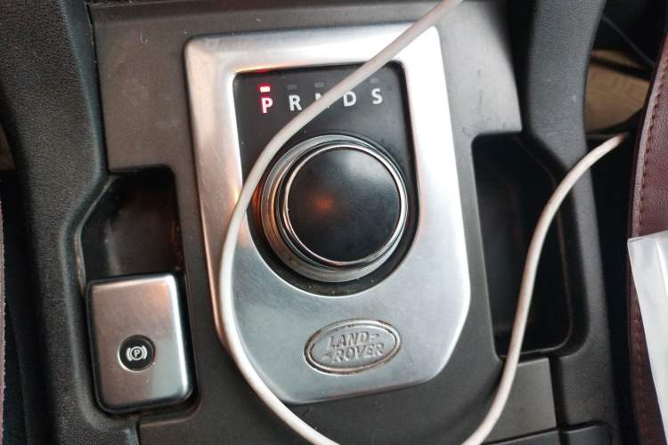 Used Land Rover Discovery 2013 3.0 SDV6 HSE Diesel Edition Gear Lever