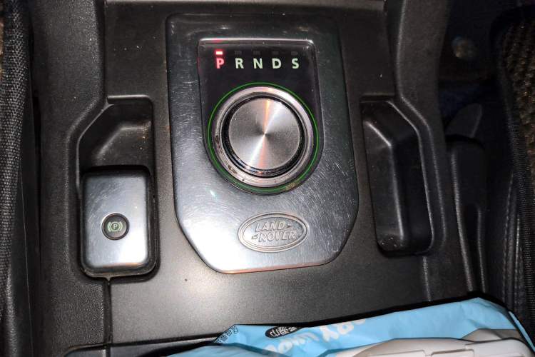 Used Land Rover Discovery 2013 3.0 SDV6 HSE Diesel Edition Gear Lever
