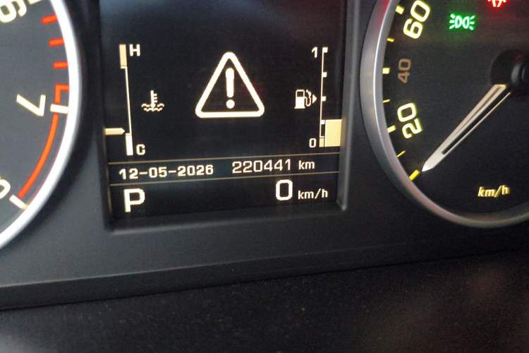 Used Land Rover Discovery 2013 5.0 V8 HSE Odometer Close Up