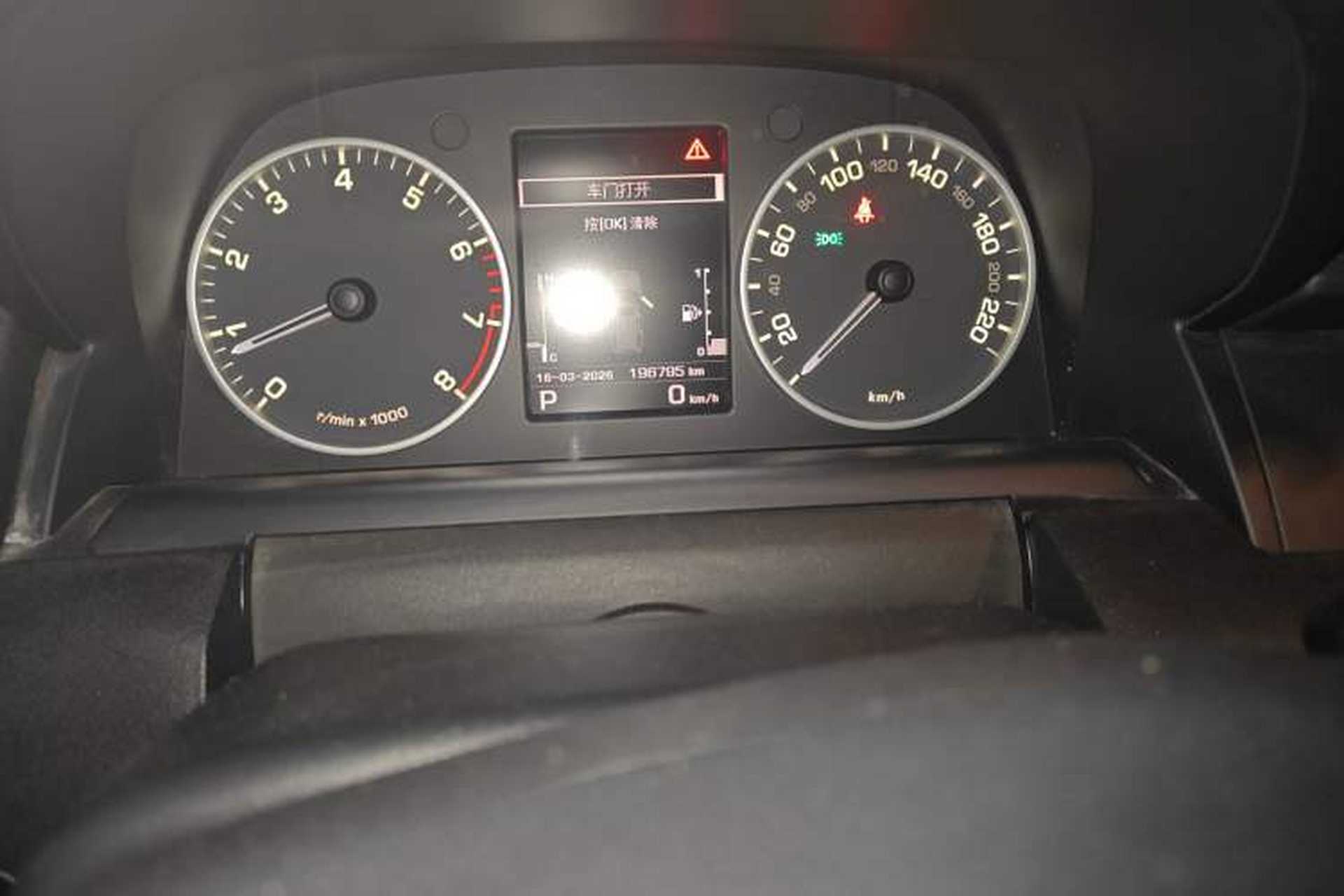 Used Land Rover Discovery 2013 5.0 V8 HSE Odometer Close Up