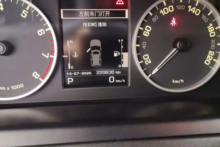 Used Land Rover Discovery 2013 5.0 V8 HSE Odometer Close Up