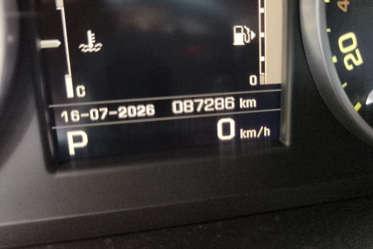 Used Land Rover Discovery 2013 5.0 V8 SE model Odometer Close Up