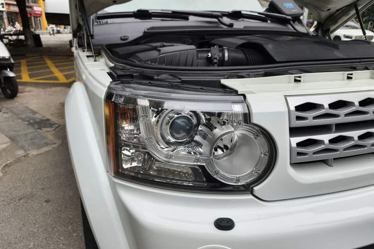 Used Land Rover Discovery 2013 5.0 V8 SE model Right Front Headlight