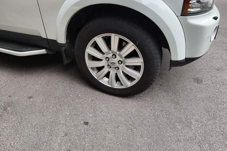 Used Land Rover Discovery 2013 5.0 V8 SE model Right Front Wheel Hub