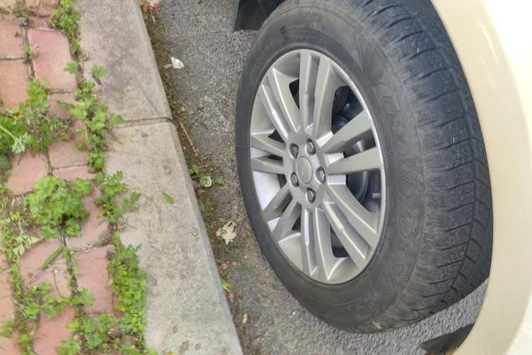 Used Land Rover Discovery 2013 4th Generation 3.0 SDV6 Luxury Black Limited Edition Right Front Wheel Hub