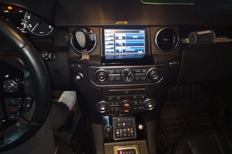 Used Land Rover Discovery 2014 3.0 SC V6 HSE Audio And AC Panel