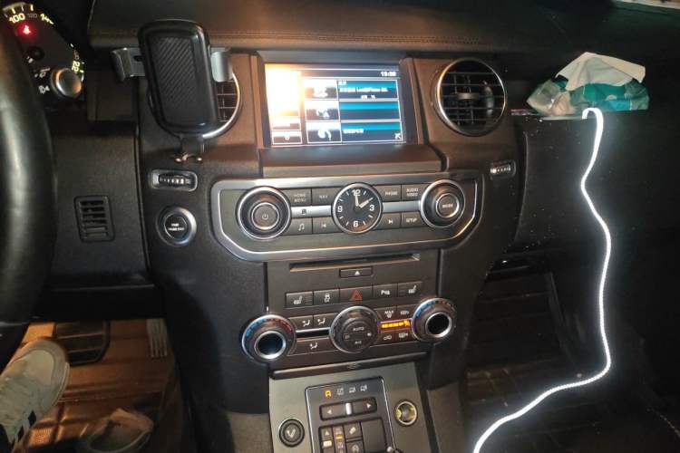 Used Land Rover Discovery 2014 3.0 SC V6 SE Audio And AC Panel