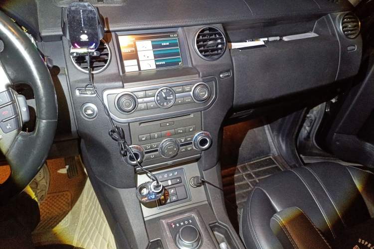 Used Land Rover Discovery 2014 3.0 SC V6 SE Audio And AC Panel