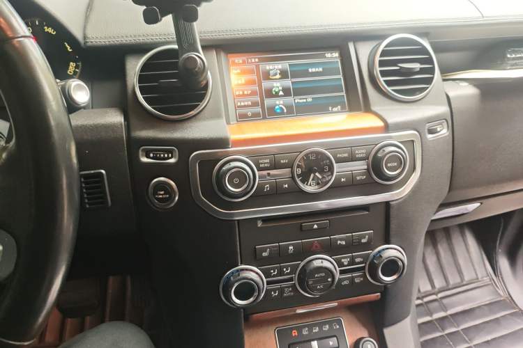 Used Land Rover Discovery 2014 3.0 SDV6 HSE Diesel Edition Audio And AC Panel