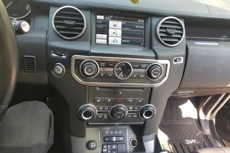Used Land Rover Discovery 2014 3.0 SC V6 HSE Luxury Audio And AC Panel