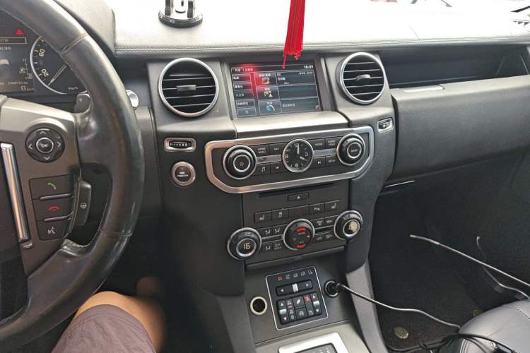 Used Land Rover Discovery 2014 3.0 SDV6 HSE Diesel Edition Audio And AC Panel