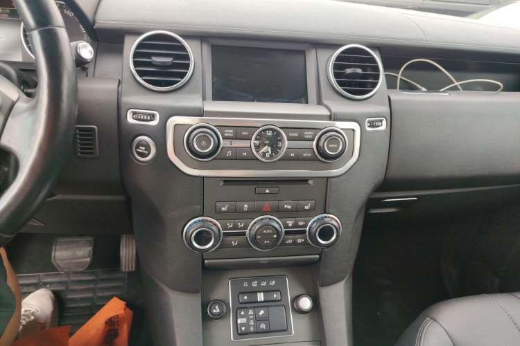 Used Land Rover Discovery 2014 3.0 SC V6 SE Audio And AC Panel