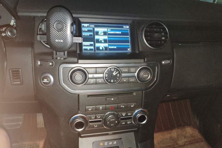 Used Land Rover Discovery 2014 3.0 SC V6 SE Audio And AC Panel