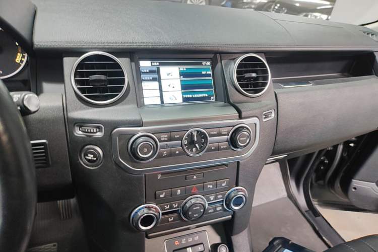 Used Land Rover Discovery 2014 3.0 SC V6 SE Audio And AC Panel