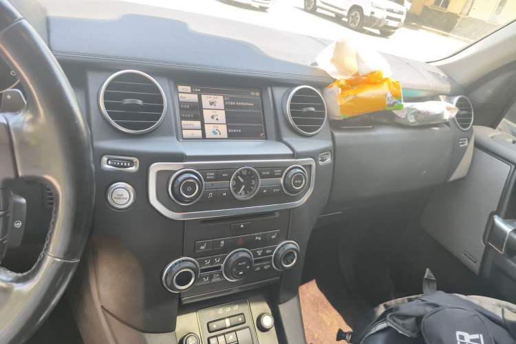 Used Land Rover Discovery 2014 3.0 SDV6 HSE Diesel Edition Audio And AC Panel