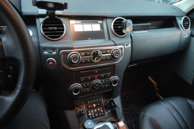 Used Land Rover Discovery 2014 3.0 SC V6 HSE Audio And AC Panel