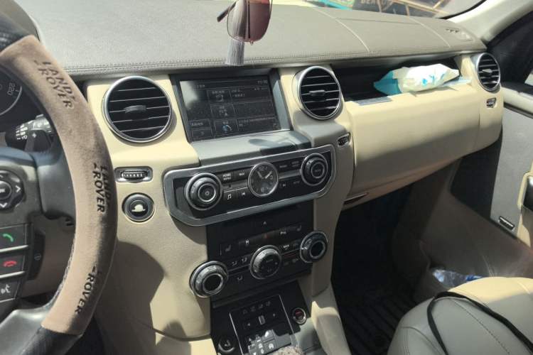 Used Land Rover Discovery 2014 3.0 SC V6 SE Audio And AC Panel
