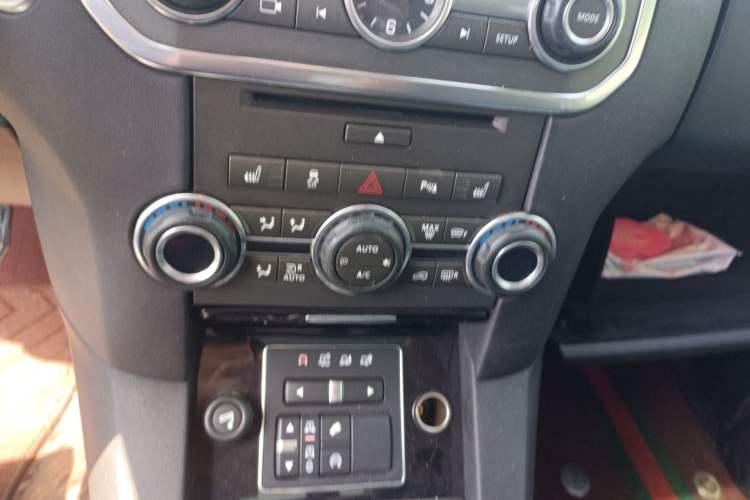 Used Land Rover Discovery 2014 3.0 SC V6 HSE Luxury Audio And AC Panel