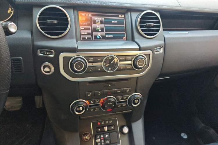 Used Land Rover Discovery 2014 3.0 SDV6 HSE Diesel Edition Audio And AC Panel