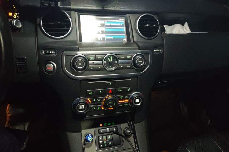 Used Land Rover Discovery 2014 3.0 SDV6 HSE Diesel Edition Audio And AC Panel