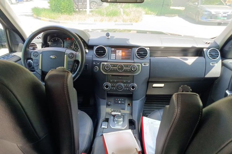 Used Land Rover Discovery 2014 3.0 SDV6 HSE Diesel Edition Center Console
