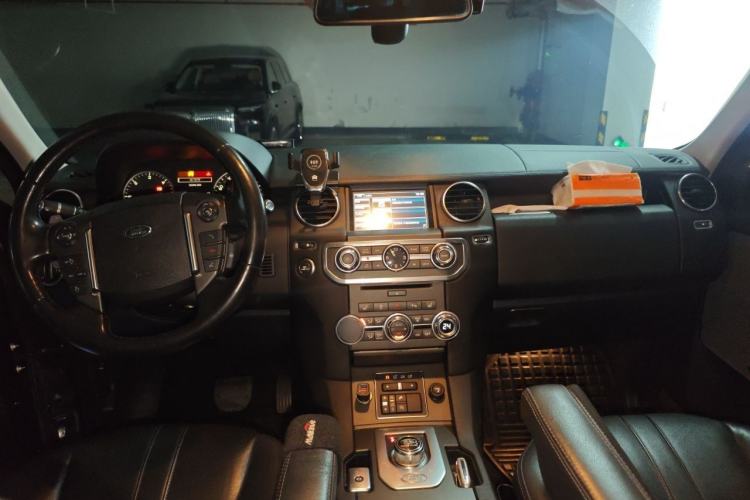 Used Land Rover Discovery 2014 3.0 SDV6 HSE Diesel Edition Center Console